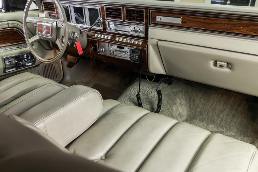 Интерьер Lincoln Continental Mark VI Sedan 1980 года  (фото 71 из 111)
